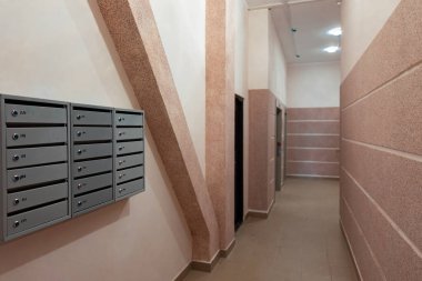 Posta kutuları evin girişinde.