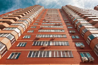 Turuncu tuğladan yapılmış tuğla bina. 