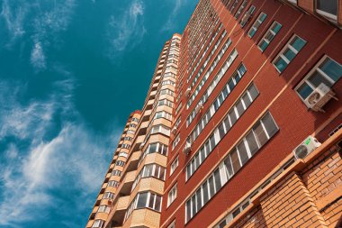 Turuncu tuğladan yapılmış tuğla bina. 