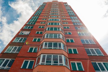 Turuncu tuğladan yapılmış tuğla bina. 