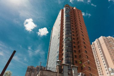 Turuncu tuğladan yapılmış tuğla bina. 