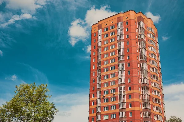 Ceglany Budynek Cegieł Pomarańczowych Zbliżenie Pod Błękitnym Niebem Obok Parku — Zdjęcie stockowe