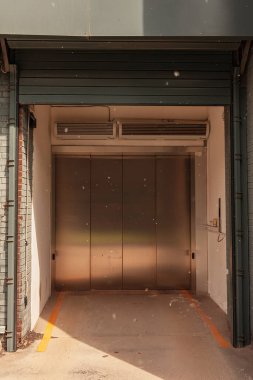 Beton oda, garaj girişi.