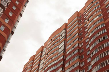 Turuncu tuğladan yapılmış tuğla bina. 