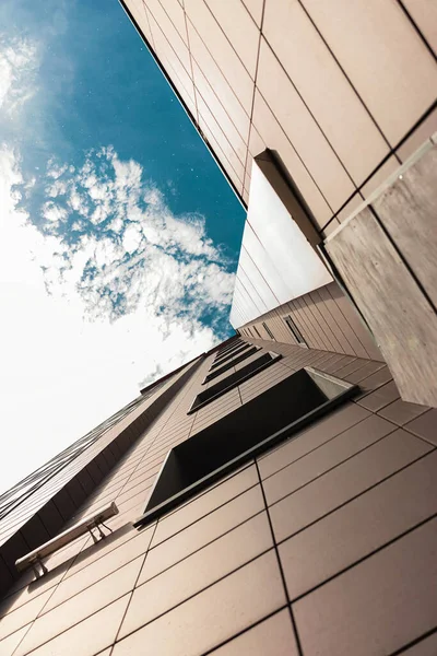 Turuncu tuğladan yapılmış tuğla bina ve mavi gökyüzü.