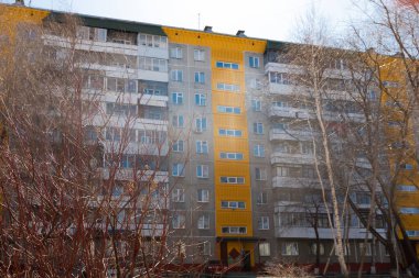 Öğleden sonra parlak gri-sarı ev