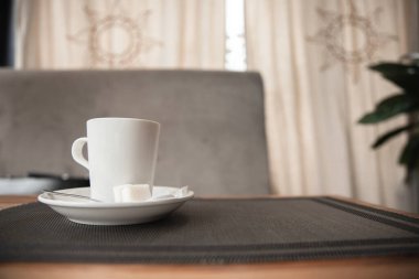 Kafedeki masada bir fincan kahve.