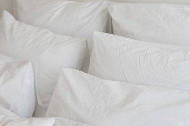 Beyaz otel yastıkları yakın.