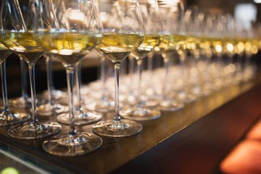 Şeffaf bardaklar ve yakın plan bir restoranda şampanya.