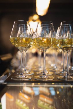 Şeffaf bardaklar ve yakın plan bir restoranda şampanya.