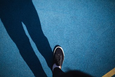 Bacak gölgesi ve bacak karşı mavi bölgeye basıyor.