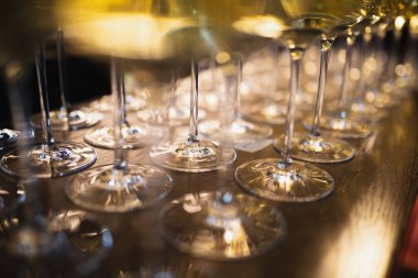 Şeffaf bardaklar ve yakın plan bir restoranda şampanya.