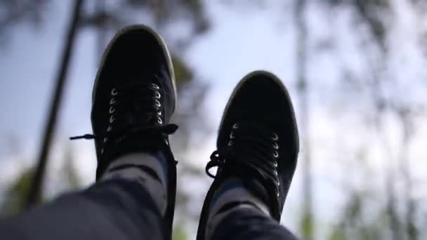 Homem Balançando Balanço Árvores Para Cima Para Baixo — Vídeo de Stock