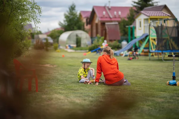 Mama Rozmawia Swoim Synkiem Siedzącym Zielonej Łące — Zdjęcie stockowe