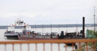 Kargo gemisi rıhtıma demir attı. 