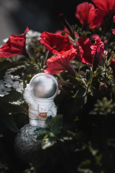 Astronot heykeli ağaçların arasında duruyor.