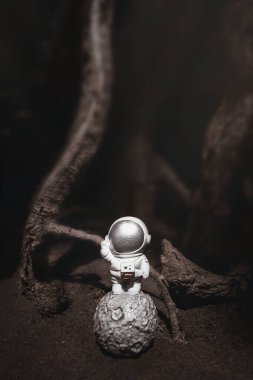 Astronot heykeli ağaçların arasında duruyor.