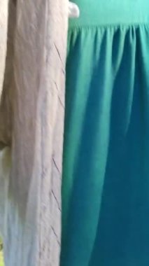 Yogi kadın ormanda dans ediyor, sabah güneşinin tadını çıkarıyor.