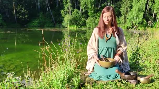 Una Mujer Yogui Naturaleza Sostiene Una Taza Masaje Cantando Que — Vídeo de stock