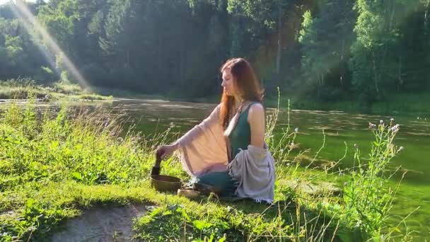 Una Mujer Yogui Naturaleza Sostiene Una Taza Masaje Cantando Que — Vídeos de Stock