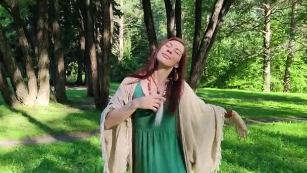 Mujer Yogui Bailando Bosque Disfrutando Del Sol Mañana — Vídeo de stock