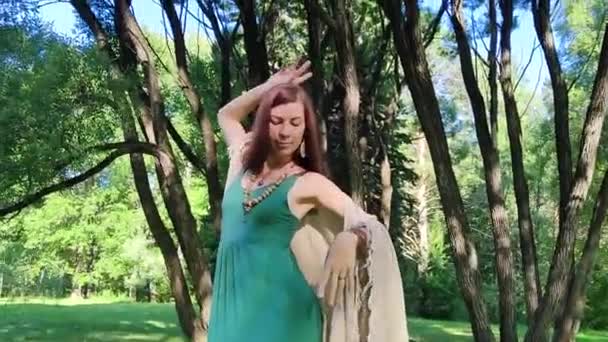 Femme Yogi Dansant Dans Forêt Profitant Soleil Matin — Video