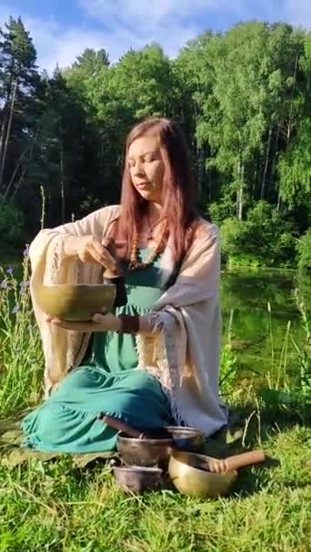 Una Mujer Yogui Naturaleza Sostiene Una Taza Masaje Cantando Que — Vídeo de stock