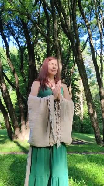 Mujer Yogui Bailando Bosque Disfrutando Del Sol Mañana — Vídeos de Stock