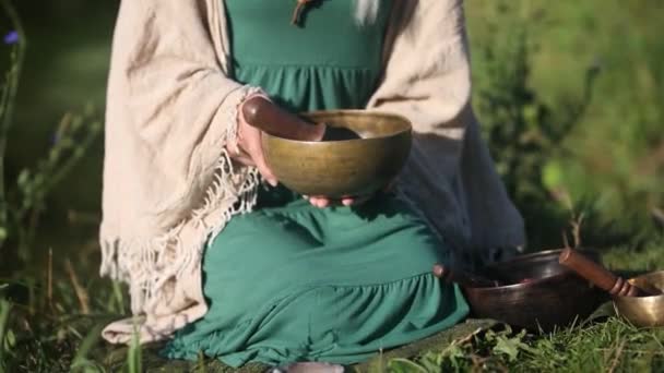 Женщина Гоняет Деревянную Стопку Поющей Чаше Тибета Которой Написана Мантра — стоковое видео