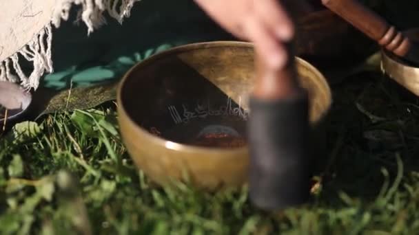 Женщина Гоняет Деревянную Стопку Поющей Тибетской Чаше — стоковое видео