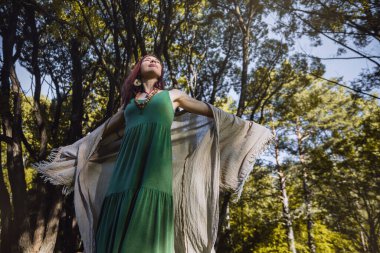 Yazın sabah ormanında dans eden güzel esmer kadın