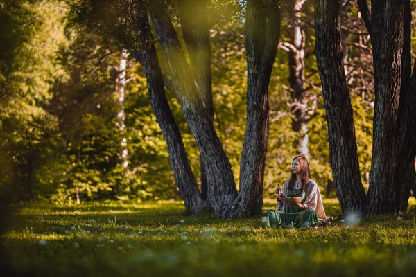 Yogi Woman Sitting Forest Playing Music Bowls — Stock Photo, Image