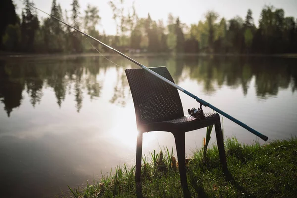 Fiskespöet Ligger Stol Som Står Stranden Sjön Kvällen — Stockfoto