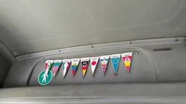 Minibüste farklı ülkelerin küçük bayrakları asılı.