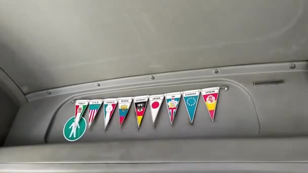 Piccole Bandiere Diversi Paesi Appese Nel Minibus — Video Stock