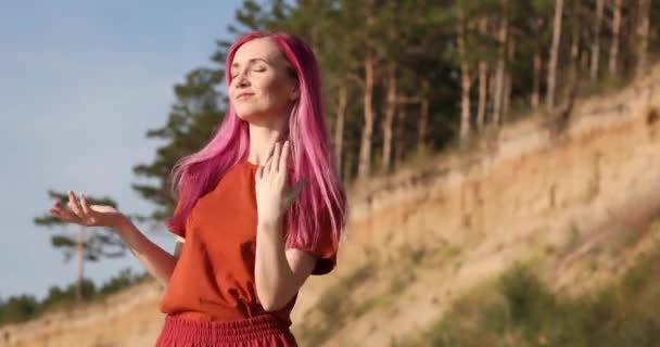 Mujer Con Pelo Rosa Disfrutando Del Sol Viento Playa — Vídeo de stock
