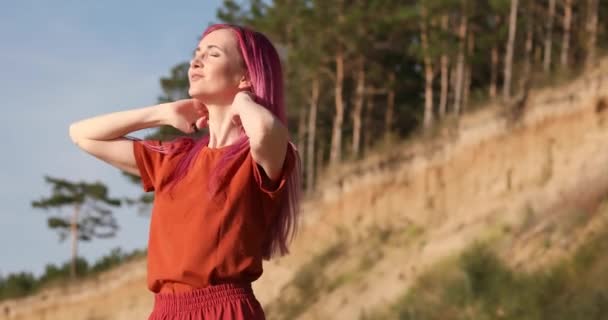 Kvinna Med Rosa Hår Njuter Solen Och Vinden Stranden — Stockvideo