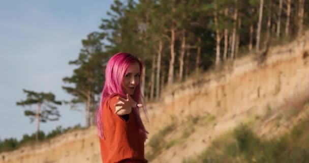 Woman Pink Hair Enjoying Sun Wind Beach — Αρχείο Βίντεο