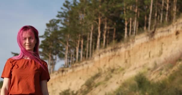 Kvinna Med Rosa Hår Njuter Solen Och Vinden Stranden — Stockvideo