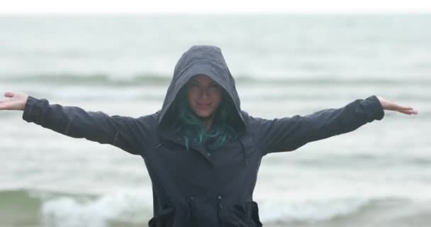 Femme Aux Cheveux Aigue Marine Par Temps Pluvieux Bord Mer — Video