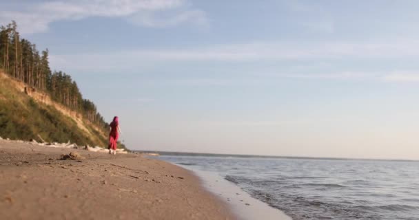 Uma Mulher Calças Vermelhas Brilhantes Corre Longo Praia Areia Pôr — Vídeo de Stock