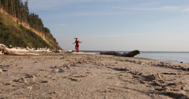Uma Mulher Calças Vermelhas Brilhantes Corre Longo Praia Areia Pôr — Vídeo de Stock