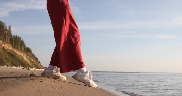 Una Mujer Pantalones Rojos Zapatillas Blancas Para Orilla Del Mar — Vídeos de Stock