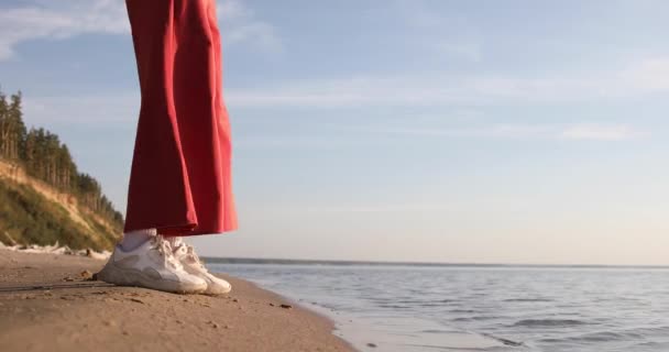Kırmızı Pantolonlu Beyaz Ayakkabılı Bir Kadın Deniz Kıyısında Duruyor Ayaklarıyla — Stok video