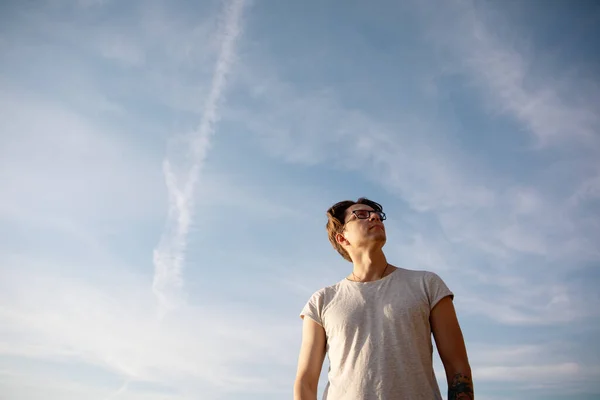 Homem Anda Acima Sua Cabeça Céu Azul Nuvens — Fotografia de Stock