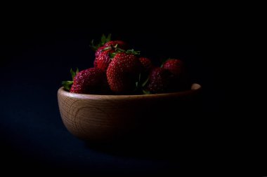 Tahta bir kasede olgun çilekler