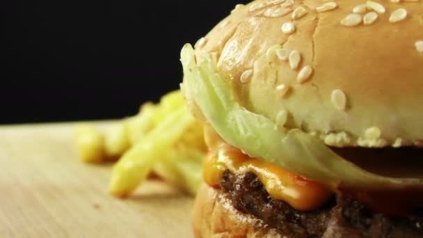 Una deliciosa hamburguesa — Vídeo de stock