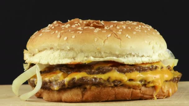 Um delicioso hambúrguer — Vídeo de Stock