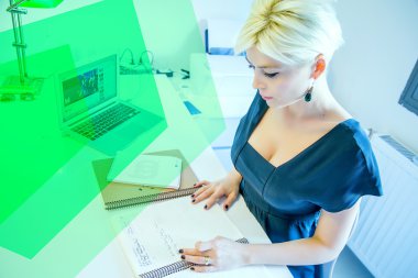 İş ofiste sarışın kadın