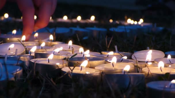 Κεριά στο γρασίδι τη νύχτα — Αρχείο Βίντεο